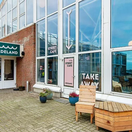 4 Person In Apartment *